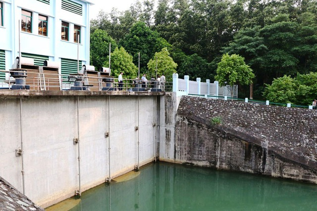 Các cơ quan chức năng của tỉnh Hòa Bình kiểm tra đầu vào hệ thống bơm nước tại trạm bơm hồ Đầm Bài của Nhà máy nước sạch sông Đà. (Ảnh: Báo Hòa Bình)