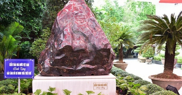 Trao tặng khối đá Saphia 14 tấn cho tỉnhThừa Thiên Huế