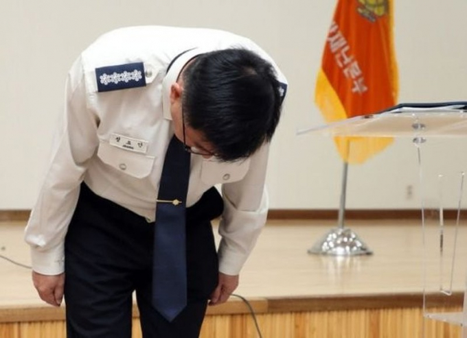 ại diện cảnh sát tỉnh Gyeonggi cúi đầu xin lỗi công chúng vì khiến thông tin vụ tự tử Sulli rò rỉ.