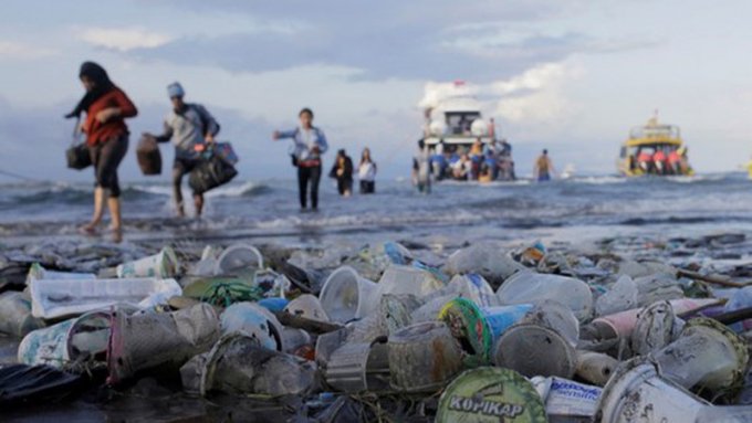 Thu gom rác thải nhựa là một hành động cần thiết