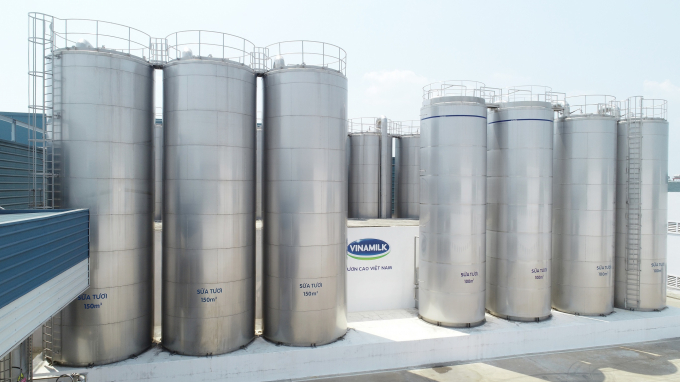 Hệ thống các bồn chứa sữa tươi nguyên liệu khổng lồ cung cấp nguyên liệu cho sản xuất với thể tích 150m3/bồn sữa