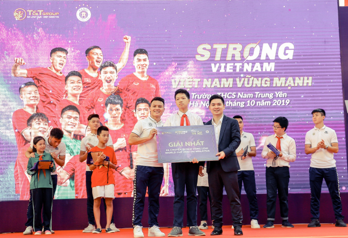 Trưởng Ban tổ chức chương trình “Strong Vietnam” Đỗ Vinh Quang trao giải nhất của cuộc thi “Tiếp lửa đam mê”