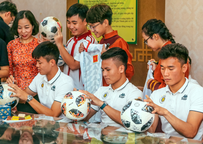 Duy Mạnh, Quang Hải, Bùi Tiến Dũng ký tặng các fan tại trường THCS Nam Trung Yên