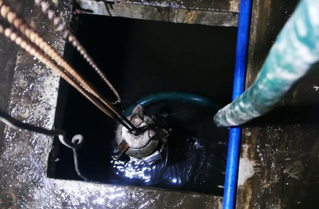 Chung cư tại Hà Nội: Nước vẫn đặc sệt, nhầy nhụa dầu thải khi rửa bể