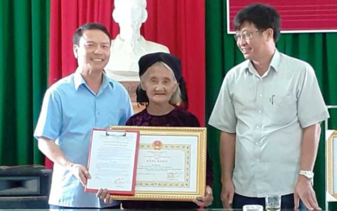 Cụ bà Đỗ Thị Mơ được trao tặng Bằng khen của Chủ tịch UBND tỉnh Thanh Hóa