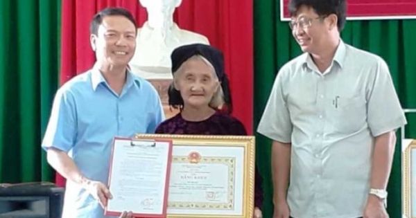Chủ tịch UBND tỉnh Thanh Hóa trao tặng Bằng khen cho cụ Mơ xin thoát nghèo