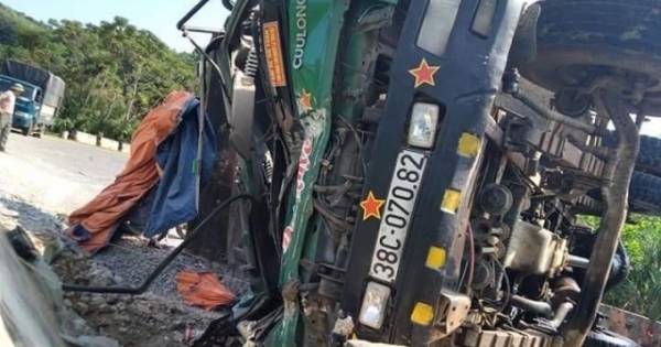 Nghệ An: Chiếc xe tải bị lật, tài xế tử vong thương tâm trong cabin