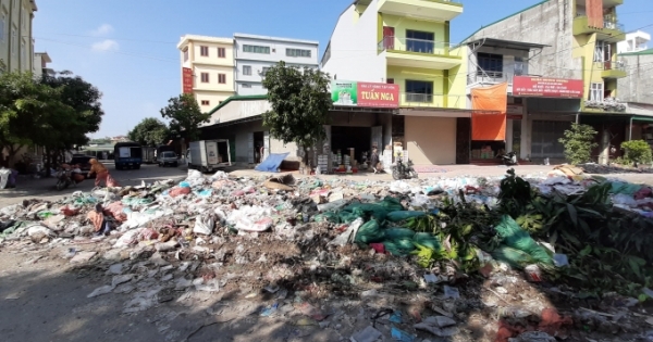 Khốn khổ vì rác thải chất đống bốc mùi khu vực chợ Vinh sau trận lụt lịch sử