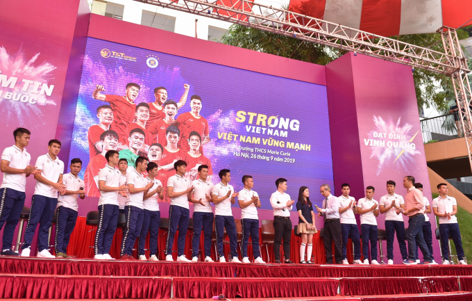 Năm 2019, các cầu thủ CLB bóng đá Hà Nội cũng đã tham gia chương trình “Strong Vietnam” nhằm truyền cảm hứng sống có ước mơ, có hoài bão tới các em học sinh THCS tại Hà Nội