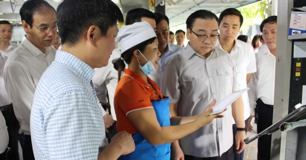 Đoàn công tác thành phố Hà Nội đến thăm nhà máy của Công ty CP sản xuất hàng thể thao MXP