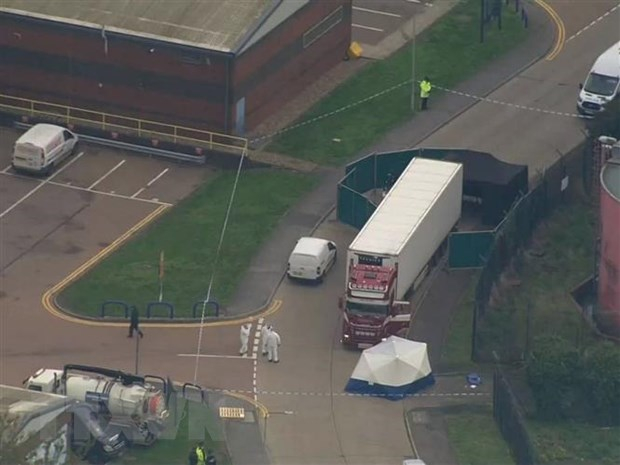 Lực lượng chức năng điều tra tại hiện trường phát hiện xe tải chở 39 thi thể ở Khu công nghiệp Waterglade của thị trấn Grays, hạt Essex, cách thủ đô London 32km về phía Đông. (Ảnh: PA/TTXVN)