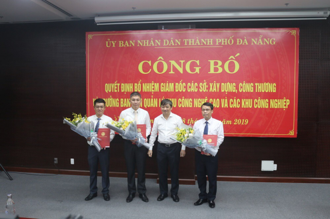 Ông Lê Tùng Lâm (phải) được bổ nhiệm Giám đốc Sở Xây dựng TP Đà Nẵng.