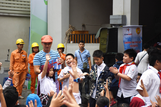 Nghệ sỹ nhân dân Xuân Bắc và các diễn  viên nhà hát kịch Việt Nam đồng hành cùng chương trình nhằm truyền tải những kỹ năng sử dụng điện an toàn, hiệu quả tới các em học sinh