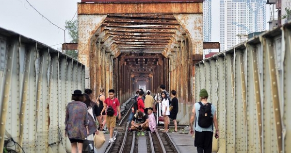 Phố đường tàu đóng cửa, khách du lịch đổ xô ra cầu Long Biên chụp ảnh