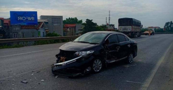 Ô tô "nát bươm" sau chạm trên đường vanh đai 3, tài xế may mắn thoát chết