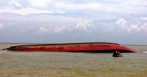 NÓNG: Tàu hàng cùng 12 người chìm trên biển Hà Tĩnh
