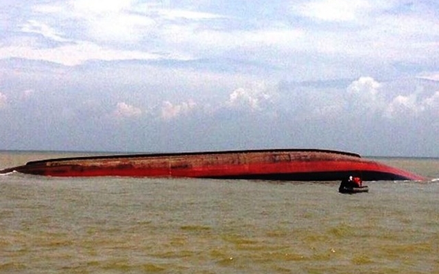 NÓNG: Tàu hàng cùng 12 người chìm trên biển Hà Tĩnh