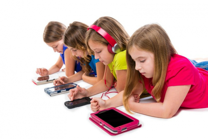 Trẻ em “nghiện” smartphone gây ra nhiều hệ lụy cho vấn đề phát triển về thể chất lẫn tinh thần.