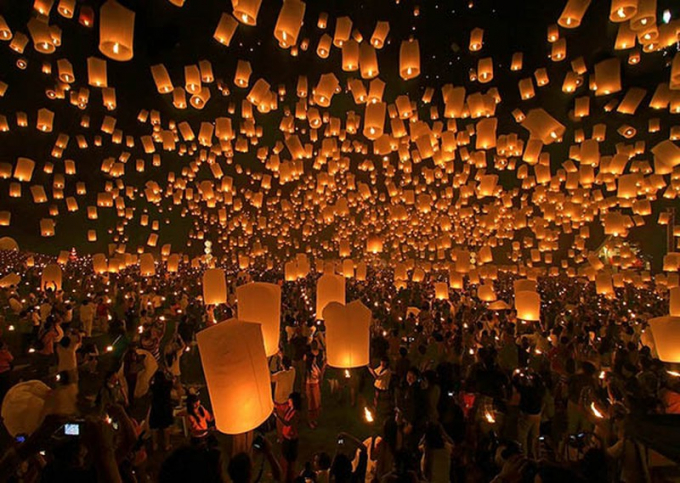 Lễ hội thả đèn lồng trong ngày trung thu ở Chiang Mai (Thái Lan) thu hút hàng nghìn du khách và phật tử tới tham gia.