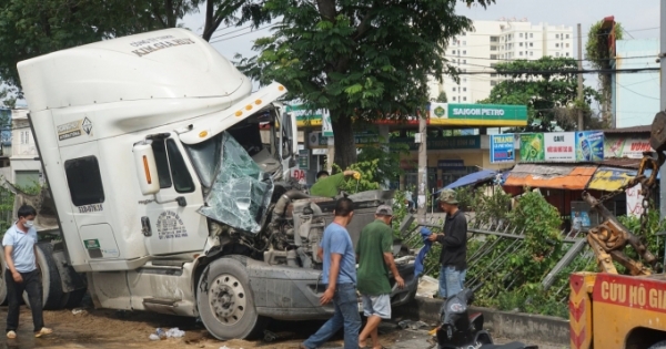 TP HCM: Container đâm xe tải làm 2 người bị thương, giao thông ùn ứ kéo dài