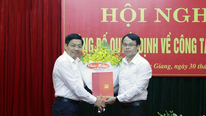 Trao quyết định bổ nhiệm ông Nguyễn Văn Dũng là tân Bí thư huyện ủy Việt Yên