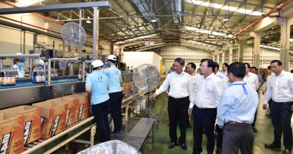 Phó Thủ tướng Trịnh Đình Dũng thăm Nhà máy Nước khoáng Vĩnh Hảo