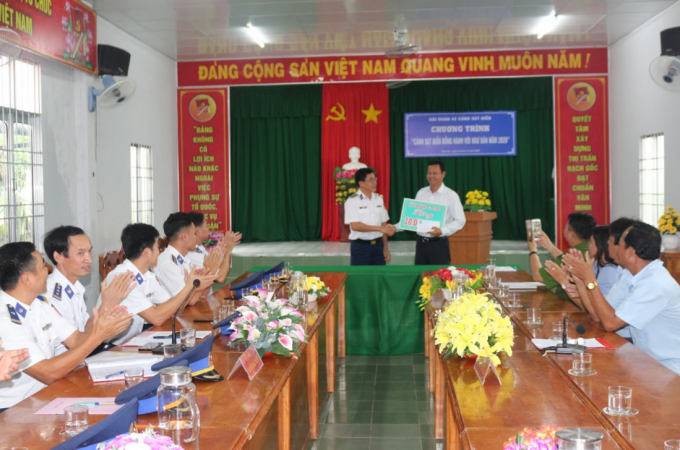Thượng tá Lê Văn Tú, UVBTV, Phó Chính ủy BTL Vùng CSB 4 tặng quà lưu niệm 
