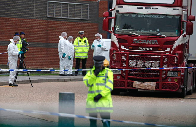 images1532825_27_10__Police_examine_the_scene_where_bodies_were_discovered_in_a_truck_container_in_Essex__Britain_23_10__AP