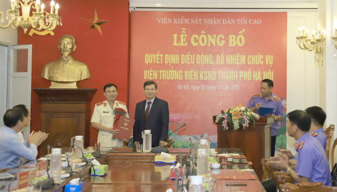 Đồng chí Lê Minh Trí, Ủy viên Trung ương Đảng, Bí thư Ban cán sự Đảng,Viện trưởng VKSND tối cao trao Quyết định và tặng hoa chúc mừng đồng chí Đào Thịnh Cường.
