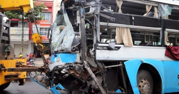 Lâm Đồng: Xe khách mất lái "đốn đổ" cột điện