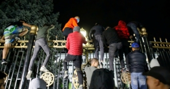 Người biểu tình Kyrgyzstan chiếm trụ sở chính quyền, đốt phá "Nhà Trắng"