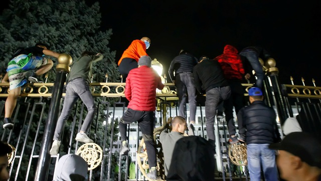 Người biểu tình trèo rào, đột kích các tòa nhà chính phủ ở Bishkek, Kyrgyzstan (Ảnh: Reuters)