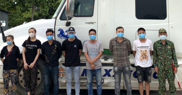 Bắt quả tang xe tải chở 6 người xuất cảnh trái phép sang Campuchia