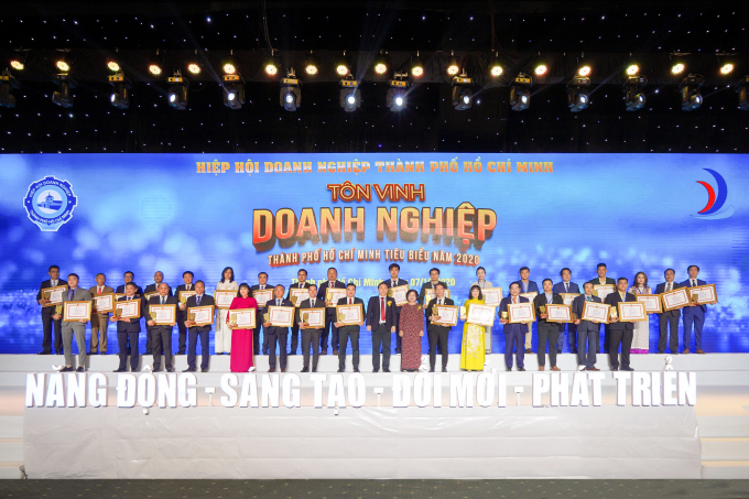 Ông Nguyễn Đình Trung và ông Lê Trọng Khương cùng đại diện các doanh nghiệp nhận giải thưởng Doanh nghiệp TP.HCM tiêu biểu năm 2020.