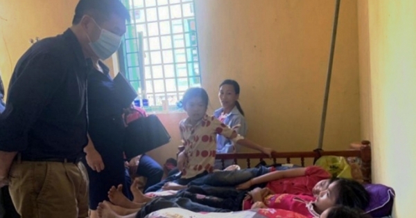 Hàng chục học sinh ở Lào Cai nhập viện nghi do ngộ độc