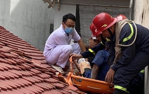 TP HCM: Giải cứu nam công nhân trượt té xuống mái nhà khi đang sơn sửa