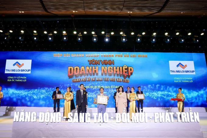 Ông Nguyễn Thanh Quyền, Tổng Giám đốc Thắng Lợi Group nhận bằng chứng nhận và cúp doanh nghiệp tiêu biểu TP HCM năm 2020