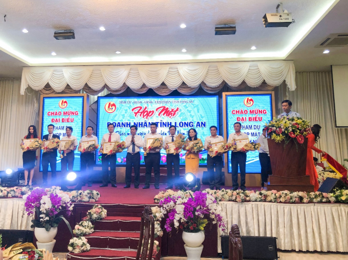 UBND tỉnh Long An trao tặng cờ và cúp vàng doanh nghiệp xuất sắc cho 10 tập thể có đóng góp lớn trên địa bàn tỉnh