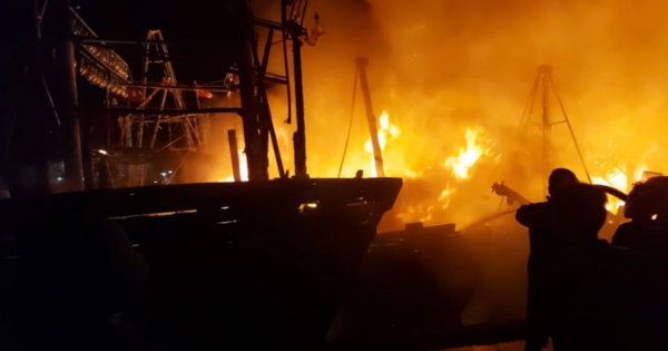 Clip cận cảnh 4 tàu cá công suất lớn cháy kinh hoàng trong đêm, thiệt hại hàng chục tỷ đồng