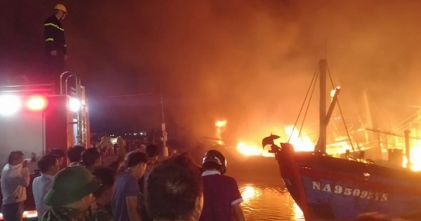 Nghệ An: Nhiều tàu cá bốc cháy dữ dội tạo thành một “biển lửa” trong đêm