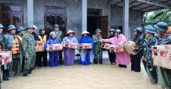 Quân đội giúp dân ứng phó mưa lũ miền Trung