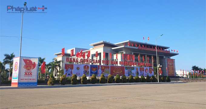 Khu vực bên ngoài Trung tâm Hội nghị tỉnh Bắc Giang được trang trí cờ, pano, áp phích...
