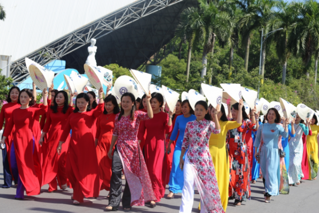 Quảng Ninh: Chị em rạng rỡ sắc màu áo dài trong ngày “Duyên dáng Hạ Long”