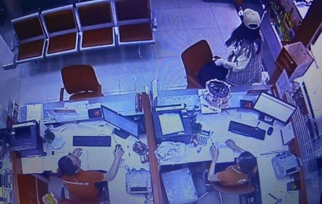 Hình ảnh nữ nghi phạm cướp ngân hàng bị camera an ninh ghi lại.