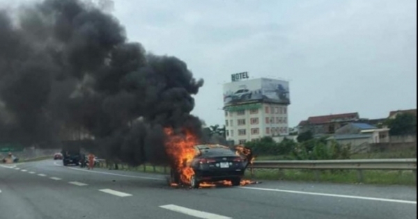 Ô tô bốc cháy dữ dội trên cao tốc Hà Nội-Thái Nguyên