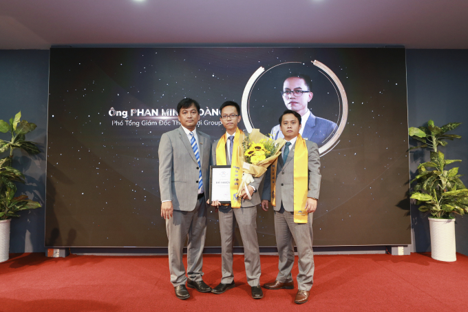 Ông Phan Minh Hoàng (giữa) được bổ nhiệm vị trí Phó Tổng Giám đốc.