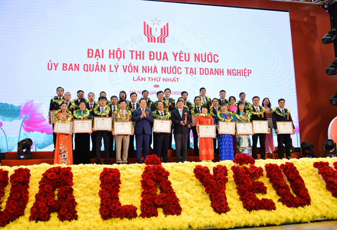 Đồng chí Nguyễn Hoàng Anh trao Bằng khen của Chủ tịch Ủy ban Quản lý vốn nhà nước tại doanh nghiệp cho 30 cá nhân thuộc các Tập đoàn, Tổng công ty đã có thành tích trong phong trào thi đua giai đoạn 2015-2020
