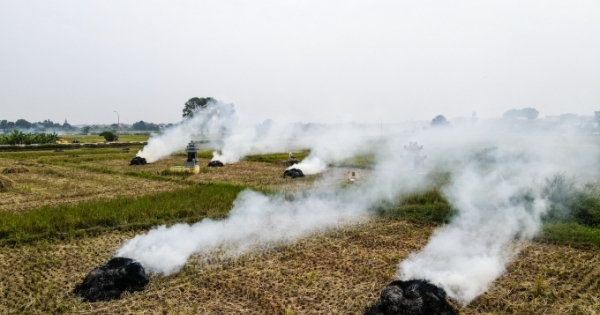 Cảnh đốt rơm rạ khiến Hà Nội mịt mù trong khói