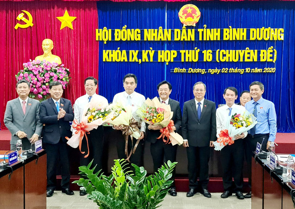 Ông Nguyễn Hoàng Thao, Nguyễn Lộc Hà (đứng thứ tư, thứ năm từ phải qua) nhận hoa chúc mừng sau khi được bầu - Ảnh: TT