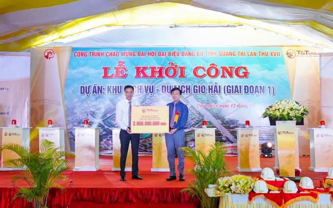Ông Nguyễn Anh Tuấn, Phó tổng Giám đốc Tập đoàn T&amp;amp;T Group (trái) trao 2 tỷ đồng hỗ trợ Tỉnh Quảng Trị khắc phục hậu quả lũ lụt